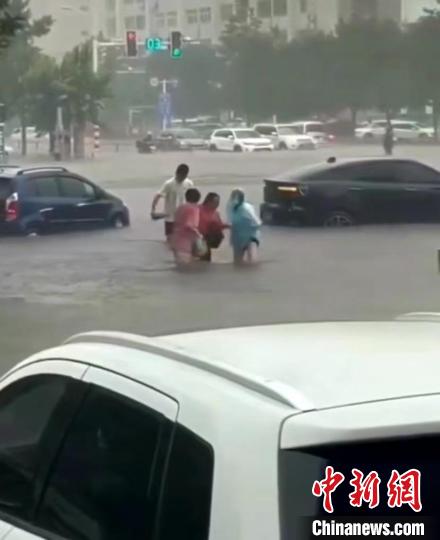 7月10日至11日，山西多地迎来入汛以来最强降雨。　视频截图(网友提供)