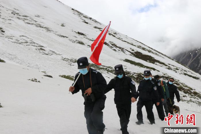 图为三安曲林边境派出所移民管理警察在边境山口巡逻途中。　山南边境管理支队供图