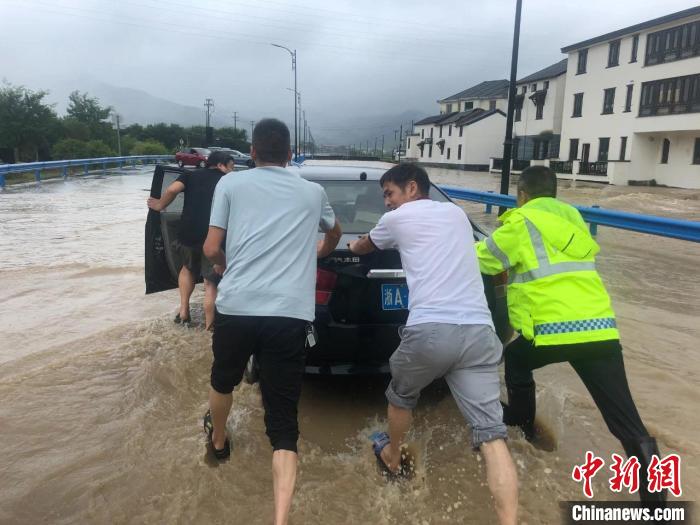 交警帮助转移被困车辆。　萧山公安 供图