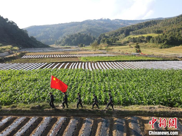 图为民辅警进行徒步巡逻。　普洱边境管理支队供图