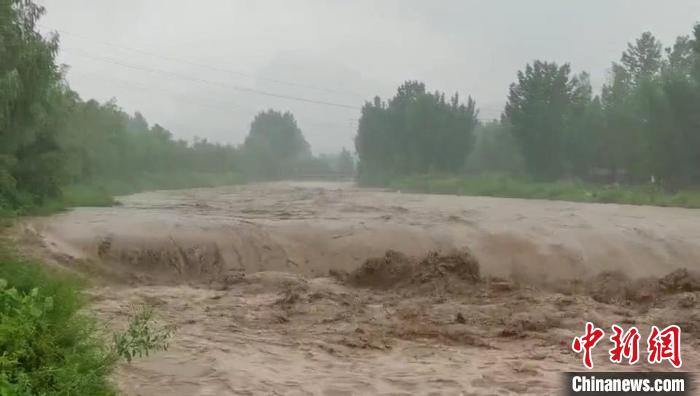 济源市思礼镇九里沟，湍急的洪水将路桥淹没。　图片来源：济源市消防救援支队 