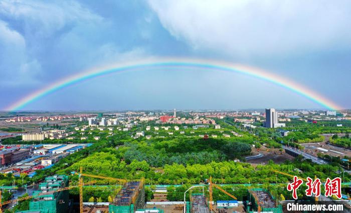 5月16日，第三师图木舒克市上空出现彩虹景观。(资料图) 陈洋 摄