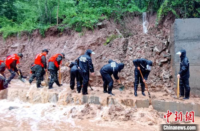 南江应急和武警官兵正在疏通清理垮塌的泥石。　南江应急供图