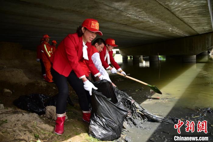 “平安大姐”在做志愿活动 张栋 摄