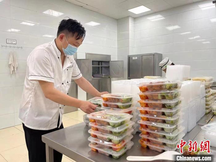 高校食堂推出送餐服务。　上海立信会计金融学院供图