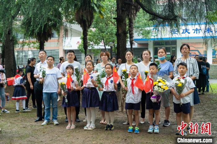 青少年献花。　共青团安庆市委员会供图