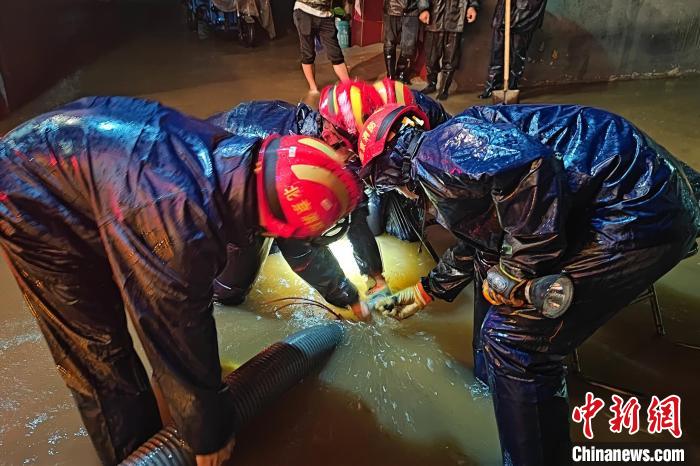 12日晚，密云消防共接涉汛警情8起，疏散转移被困民众14人、车辆4部，共抽水930余吨。　密云消防供图