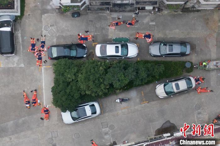 事故现场周边，被换下的消防官兵席地而眠。　泱波 摄