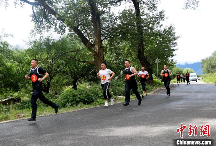 图为警民高原悦跑。　江才云旦 摄