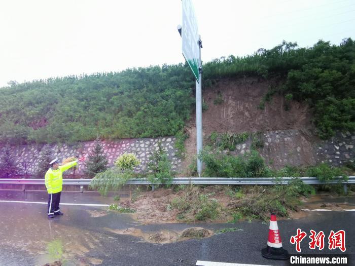 图为部分路段灌木和泥土滑入高速公路行车道。　高速交警供图