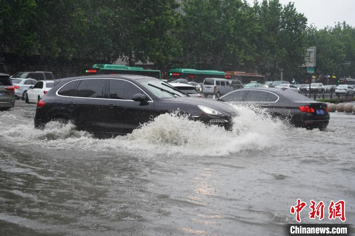 图为郑州街头的汽车化身“水陆两栖车”。　阚力 摄