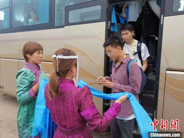 图为当地民众欢迎台湾籍大学生来到内蒙古。　乌娅娜 摄