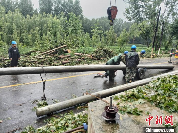 图为国网顺平县供电公司工作人员在对10千伏杨家台522线路断杆断线进行抢修。　刘丽仙 摄