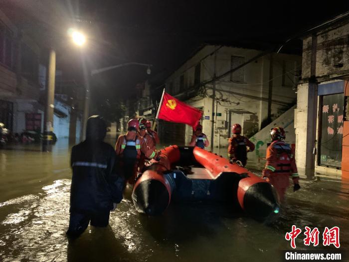 受台风“烟花”影响，上海市金山区多个小区积水严重。图为金山区消防救援支队指战员连夜转移群众。　吉飞 　摄