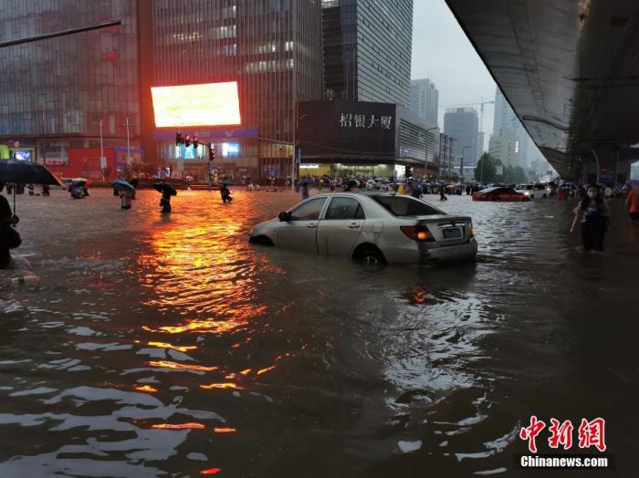 7月20日，河南出现持续性强降水天气，多地出现暴雨、大暴雨，部分地区出现特大暴雨。郑州市已提升防汛应急响应至I级，持续强降雨导致部分街道积水严重。中新社记者 韩章云 摄