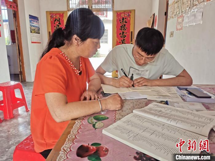 6月30日，杜程正在为填报高考志愿做准备。　储玮玮 摄