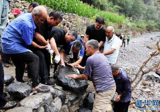 河南博爱：灾后积极自救 打通出村道路