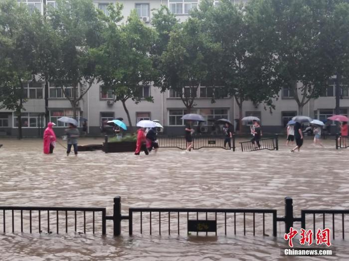 郑州市已提升防汛应急响应至I级，持续强降雨导致部分街道积水严重。中新社记者 阚力 摄