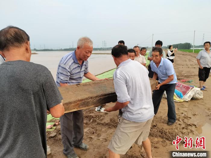 图为冀南新区中南村村民在抗洪一线抢险。　周景泽 摄