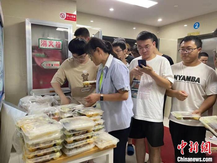 保障人员将简餐送到宿舍楼。　上海立信会计金融学院供图