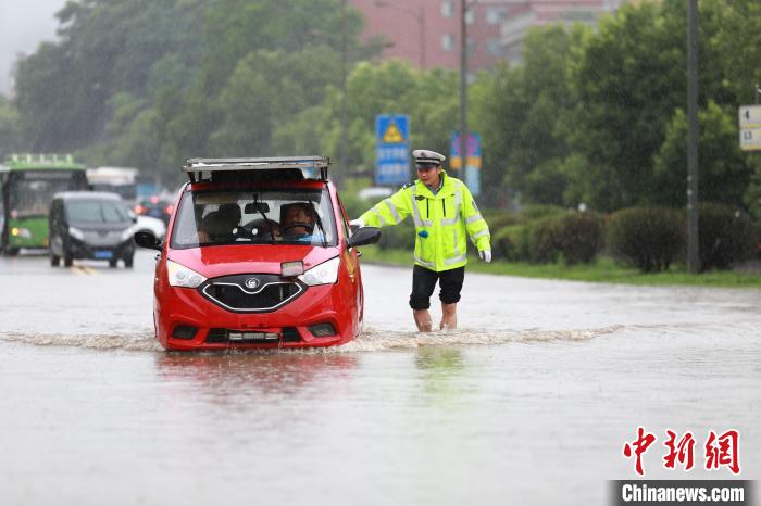 交警雨中疏导交通 潘峰 摄