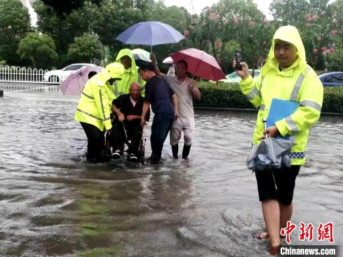 民警救助受困群众　程圆　摄