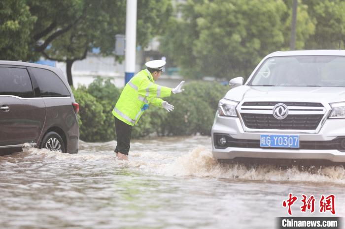 交警雨中疏导交通 潘峰 摄