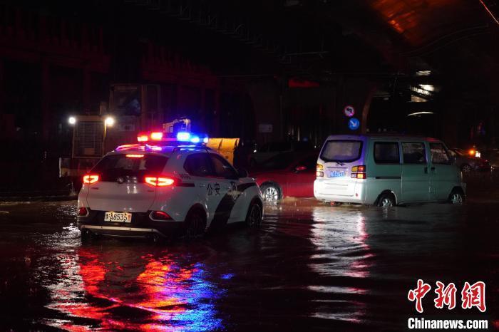 图为7月21日凌晨，一辆警车从郑州市农业路驶过。　阚力 摄