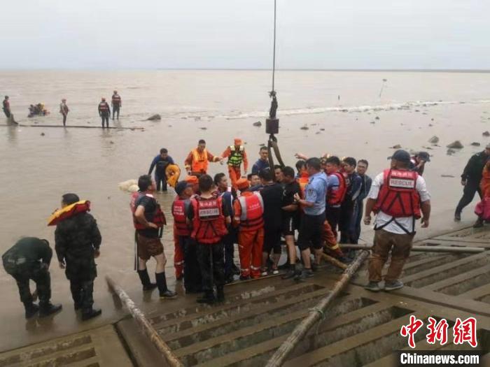 7月6日下午，转运搁浅的瓜头鲸 临海市委宣传部供图