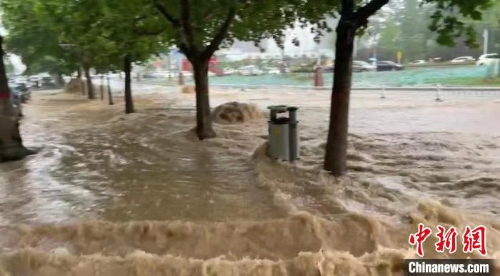 强降雨突袭，致使山西忻州、晋城等地多处路面积水严重。　视频截图(网友提供)