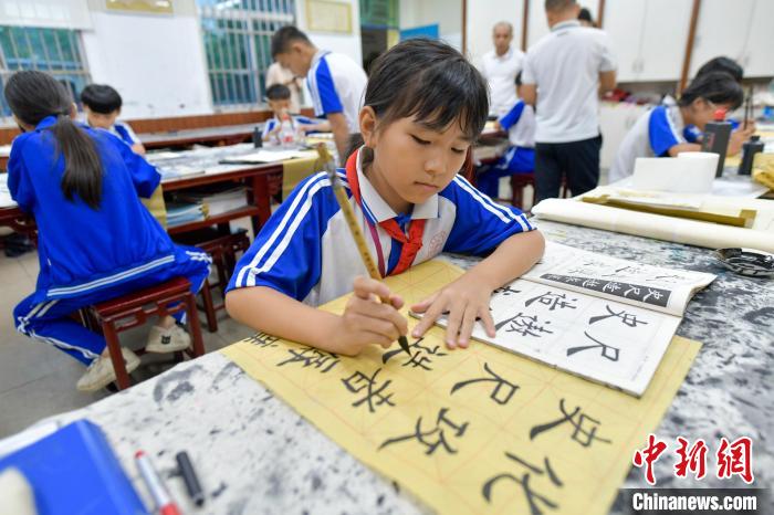 海南琼中黎族苗族自治县乌石学校学生在书法班上练习书法。　骆云飞 摄