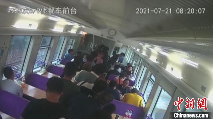 图为旅客滞留途中。　张建宇　摄