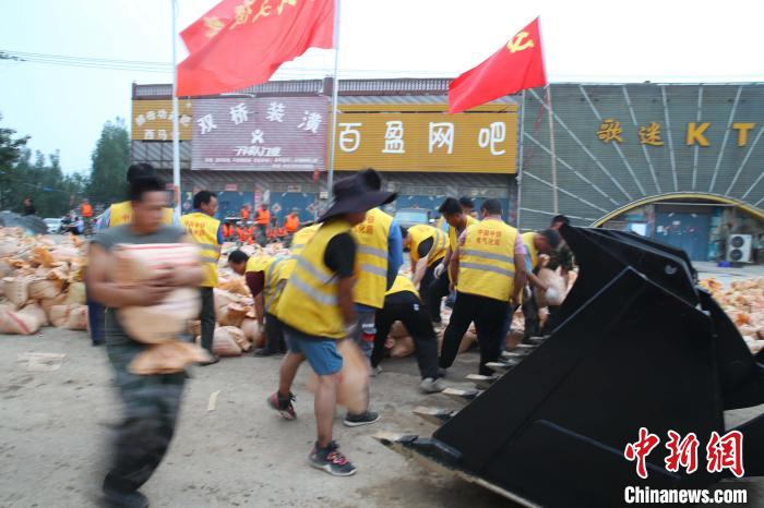 救援人员运送砂石料 张畅 摄