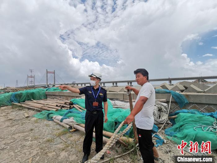 洋山港海事局做好台风“烟花”各项防抗工作。　郑丕显 摄