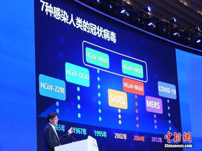 图为中国科学院院士、中国生物工程学会理事长、中华医学会副会长、中国疾病预防控制中心主任高福在开幕式主旨报告环节作《疫苗研发创新带给我们的启示：向科学要答案》报告。 中新社记者 侯宇 摄