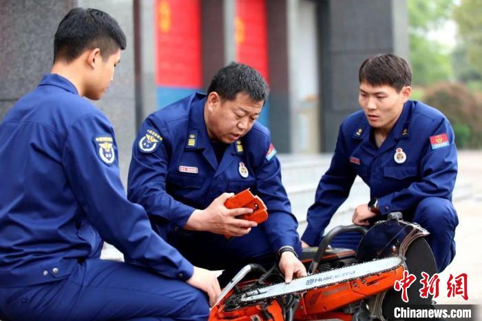 消防队员学习设备使用。　盐城市消防救援支队西环路特勤站供图