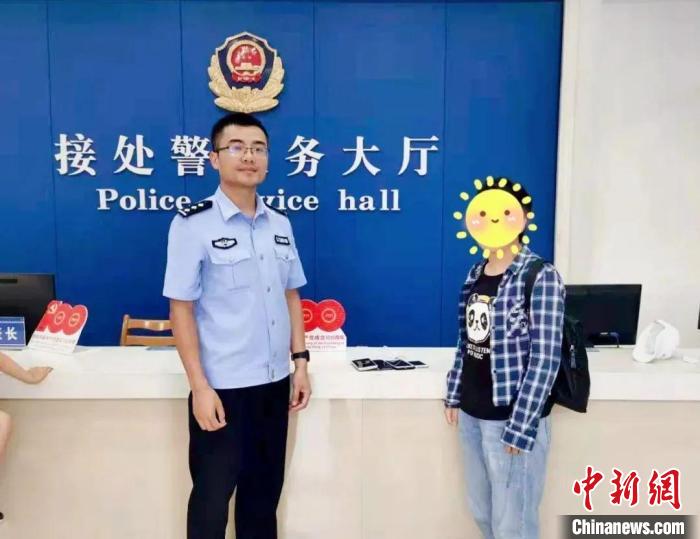 民警将追回的手机发还被害人。　宿豫区警方供图