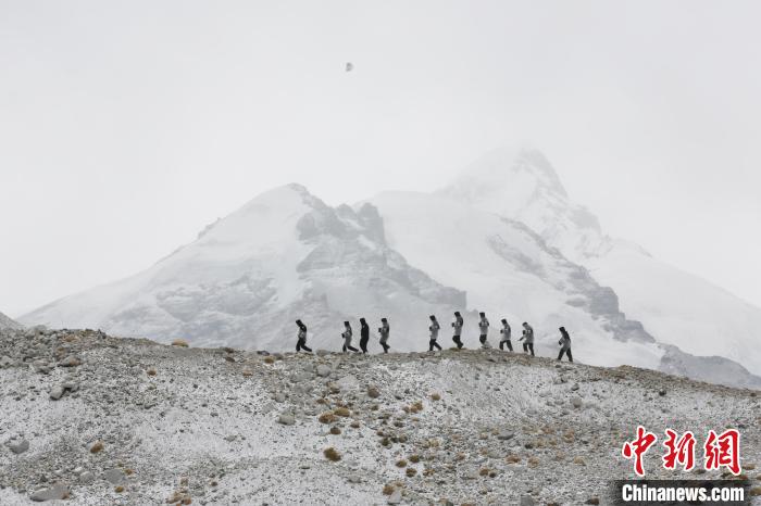 图为珠峰边境派出所民警在珠峰脚下执勤巡逻。　珠峰边境派出所供图