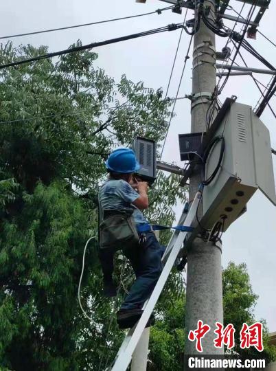 浙江台州临海180多名工程技术人员巡检应急广播系统。　林泯均供图