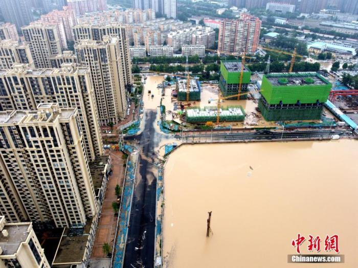 2021年7月21日，遭受暴雨袭击的河南省郑州市主城区。近日，郑州出现罕见的持续强降水天气过程，全市普降大暴雨、特大暴雨，并引发洪灾。 中新社发 王中举 摄 图片来源：CNSPHOTO