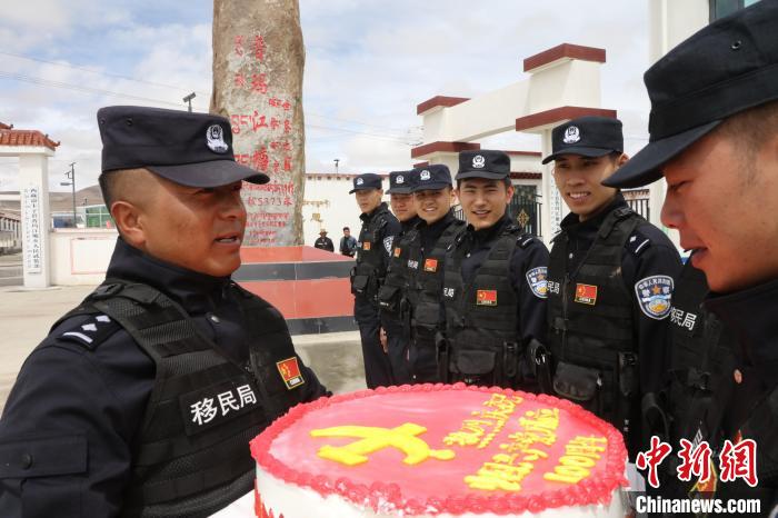 图为普玛江塘边境派出所巧手制作庆祝党的100年主题生日蛋糕。　山南边境管理支队供图