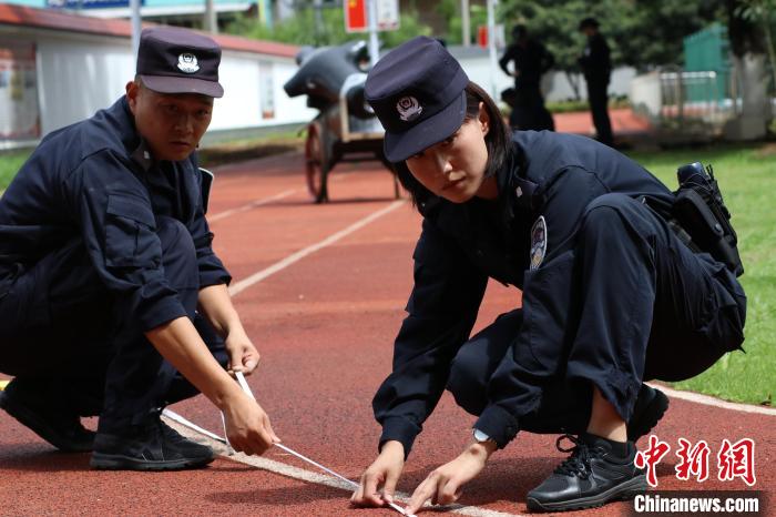 图为侯晓凤进行训练场地设计。　清水河边检站供图