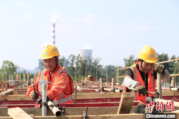 7月14日，在合肥市六水厂改扩建项目工地，环卫工人正在烈日下搭建钢管。　赵明 摄