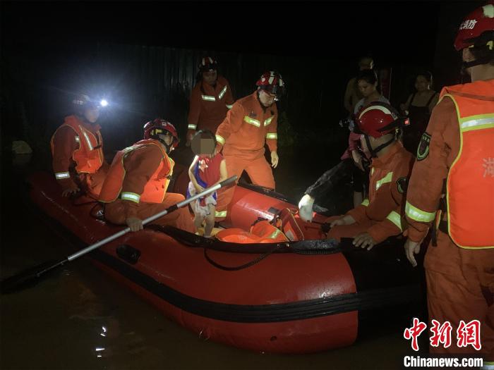 湖北随州16日晚因暴雨渍水，消防转移受困人员 程奇 摄
