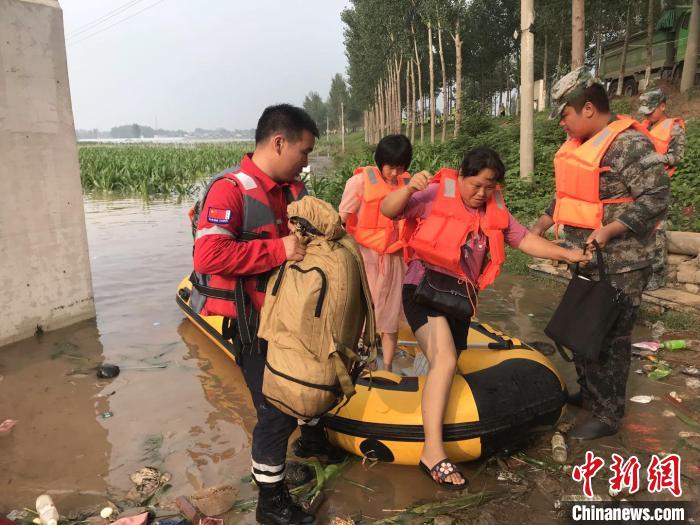 鹤壁市浚县新镇桥附近，救援队转移被困居民至安全区域 张芹 摄