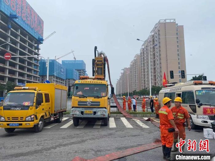 图为北京排水集团驰援郑州抢险突击队在抢险点进行抽升作业。　北京排水集团供图