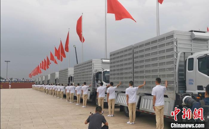 停在天安门广场一侧的放飞车。　中国信鸽协会供图