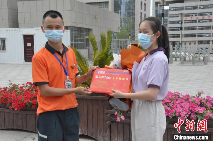 面对眼前红彤彤的国防科技大学录取通知书邮件，曹雅琪同学十分激动。　朱蕊秀 摄