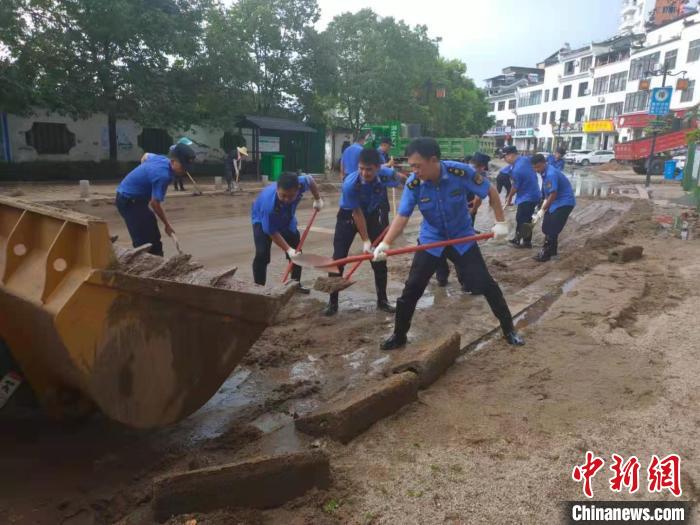 夷陵区税务局干部协助村民清淤。　夷陵区委宣传部供图