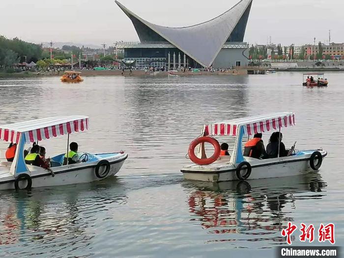 当地政府建成东湖、北湖、盘沱等多个湿地公园，很大程度上满足了民众对美好环境的需要。　朱景朝 摄